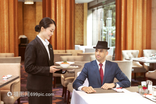 提升國際賓客體驗 餐廳服務(wù)員上菜服務(wù)的精細化管理策略